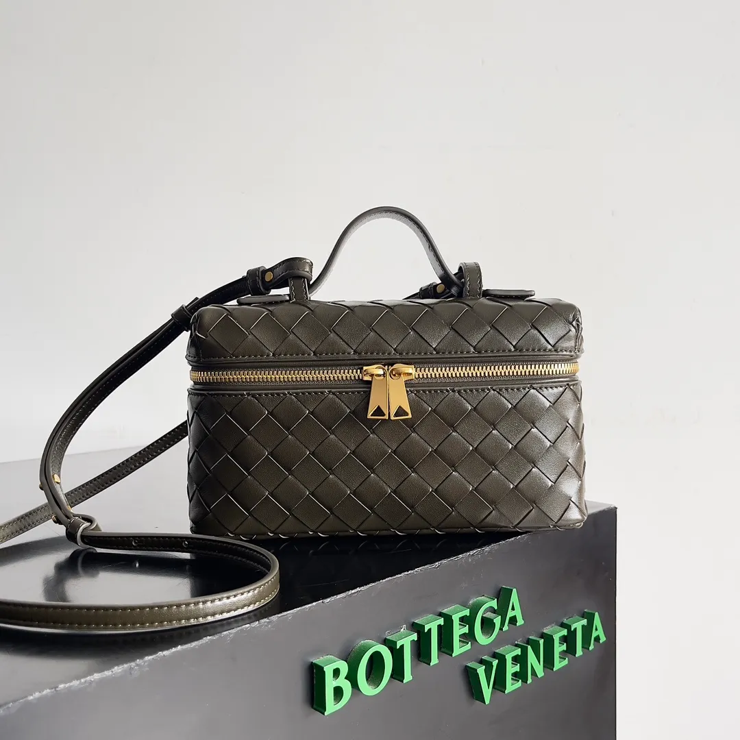 Batch 1360 Bottega Veneta 24 spring and summer woven zipper crossbody bag. A crossbody bag that can be used as a cosmetic bag. The exquisite weaving and compact body are an indispensable accessory for the upcoming summer. The double zipper also better protects the bag. It has a large capacity. If you like it, don’t miss it. Style number: 789109 Size: 22*12.5*5cm